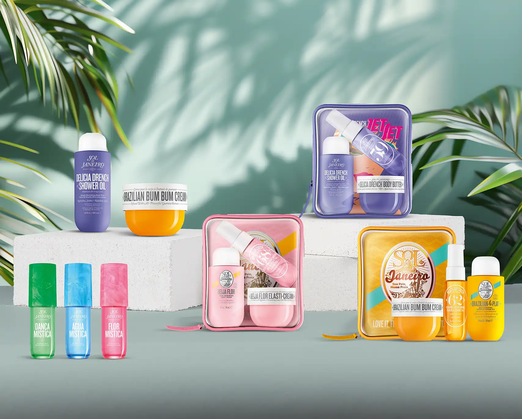 Verschiedene Artikel der Marke Sol de Janeiro vor tropischen Palmenblättern