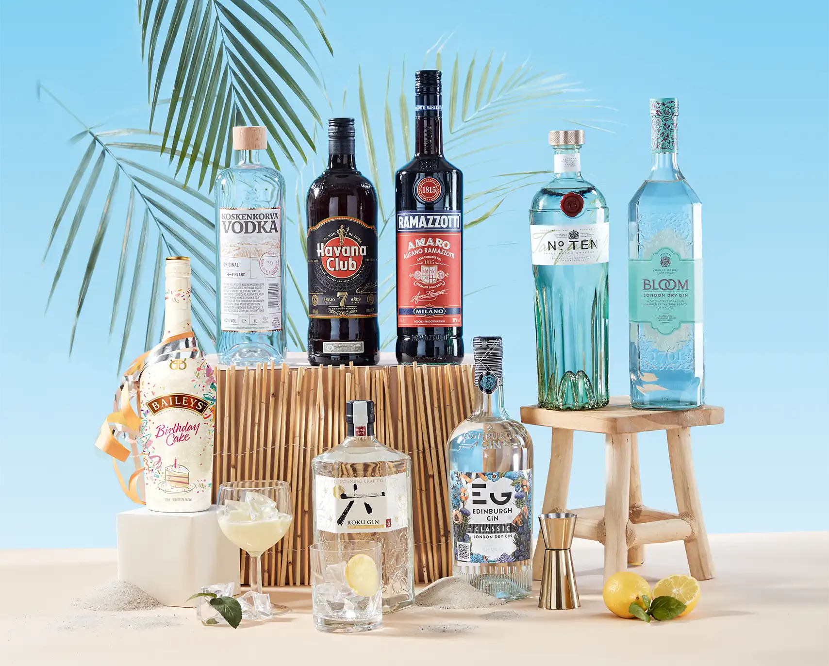 Verschiedene Spirituosen in einer Strandbar